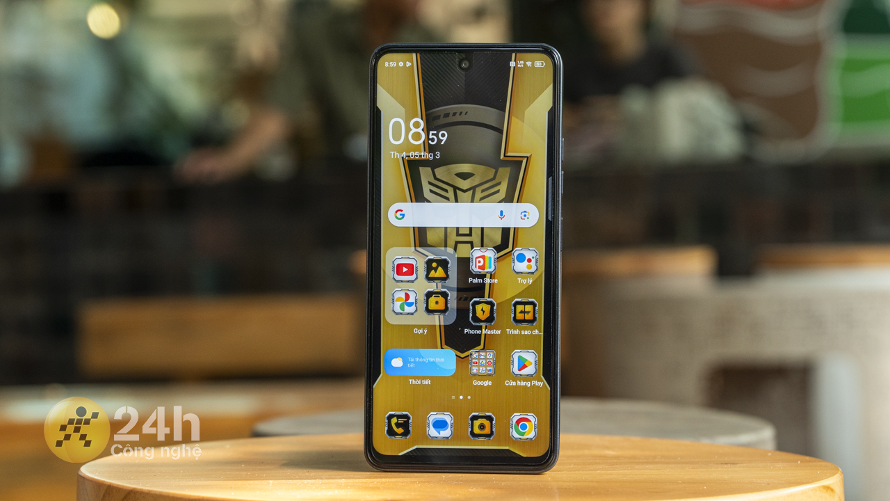 Ở mặt trước, TECNO SPARK 30 Transformer Bumblebee Edition sở hữu camera selfie 13 MP.