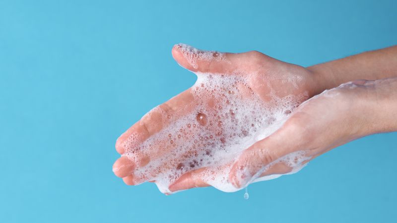 Trước khi bế trẻ, người bế cần rửa tay để hạn chế lây nhiễm vi khuẩn cho trẻ Trước khi bế trẻ, người bế cần rửa tay để hạn chế lây nhiễm vi khuẩn cho trẻ