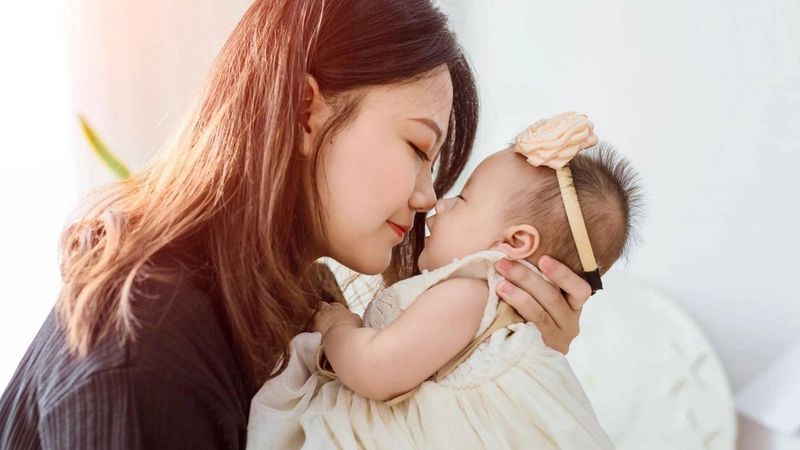 Tư thế mặt đối mặt là tư thế giúp người bế giao tiếp tốt nhất với trẻ Tư thế mặt đối mặt là tư thế giúp người bế giao tiếp tốt nhất với trẻ