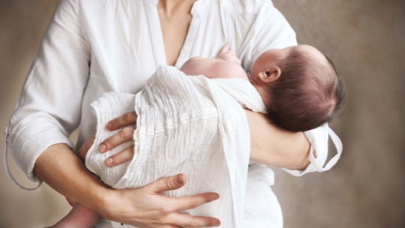 Người bế giữ tinh thần thoải mái sẽ giúp bế trẻ tốt hơn Người bế giữ tinh thần thoải mái sẽ giúp bế trẻ tốt hơn