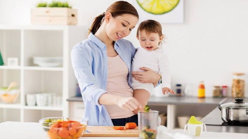 Tư thế bế ngang hông ít phù hợp với trẻ sơ sinh Tư thế bế ngang hông ít phù hợp với trẻ sơ sinh