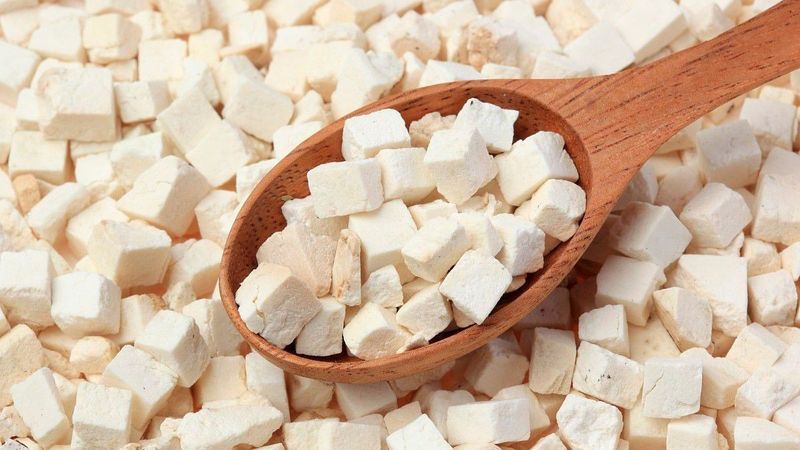 Bạch linh là một loại nấm ký sinh quanh rễ cây thông