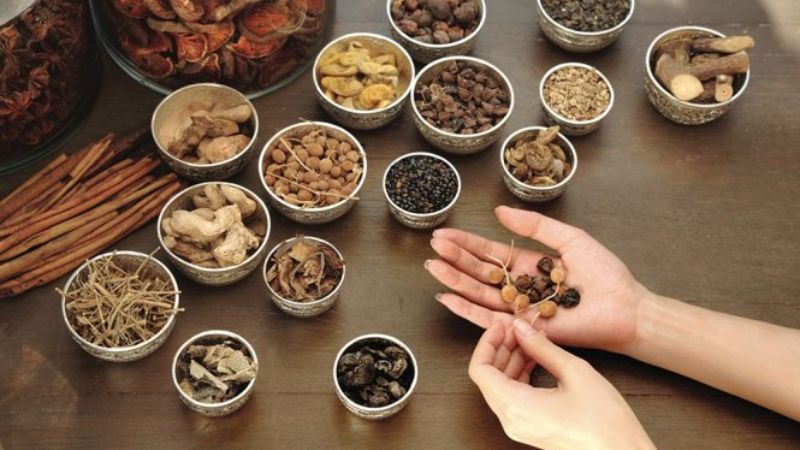 Bạch linh có tình bình, vị ngọt tác động vào các kinh như tỳ, tâm, thận và phế 