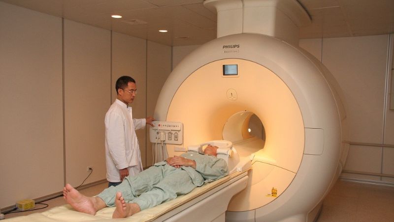 Chụp cộng hưởng từ não (MRI) có thể giúp chẩn đoán nguyên nhân gây sa sút trí tuệ ở người trẻ tuổi