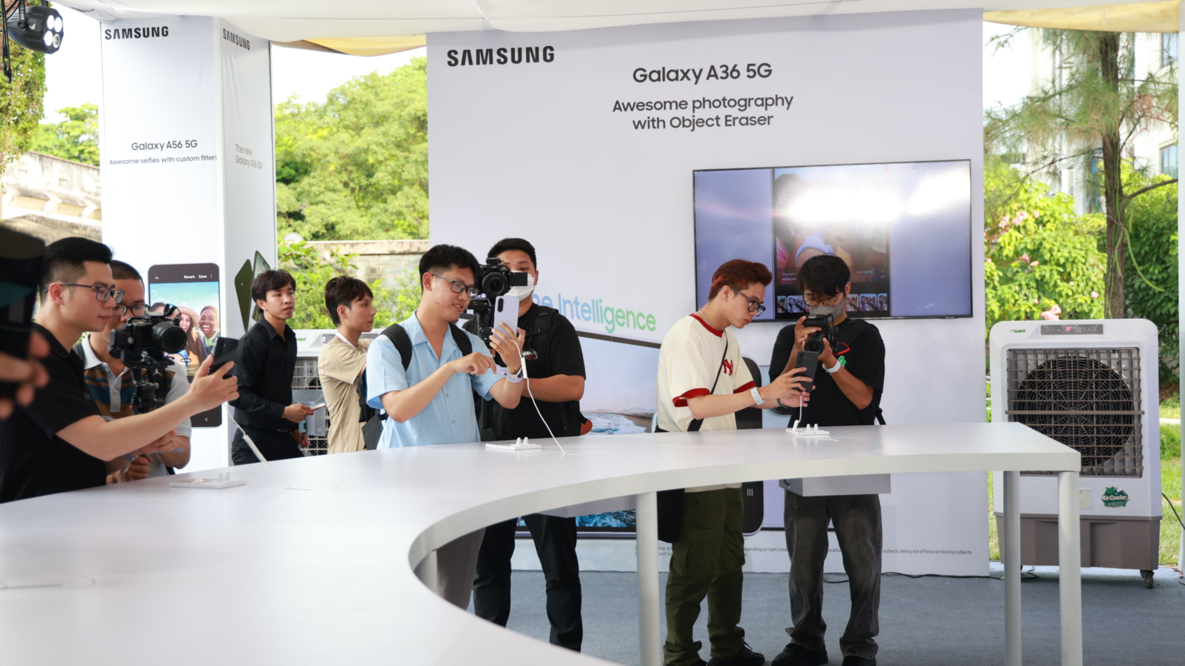 Khu vực quầy trưng bày có rất đông khách hàng đến trải nghiệm Galaxy A56 và Galaxy A36. Khu vực quầy trưng bày có rất đông khách hàng đến trải nghiệm Galaxy A56 và Galaxy A36.
