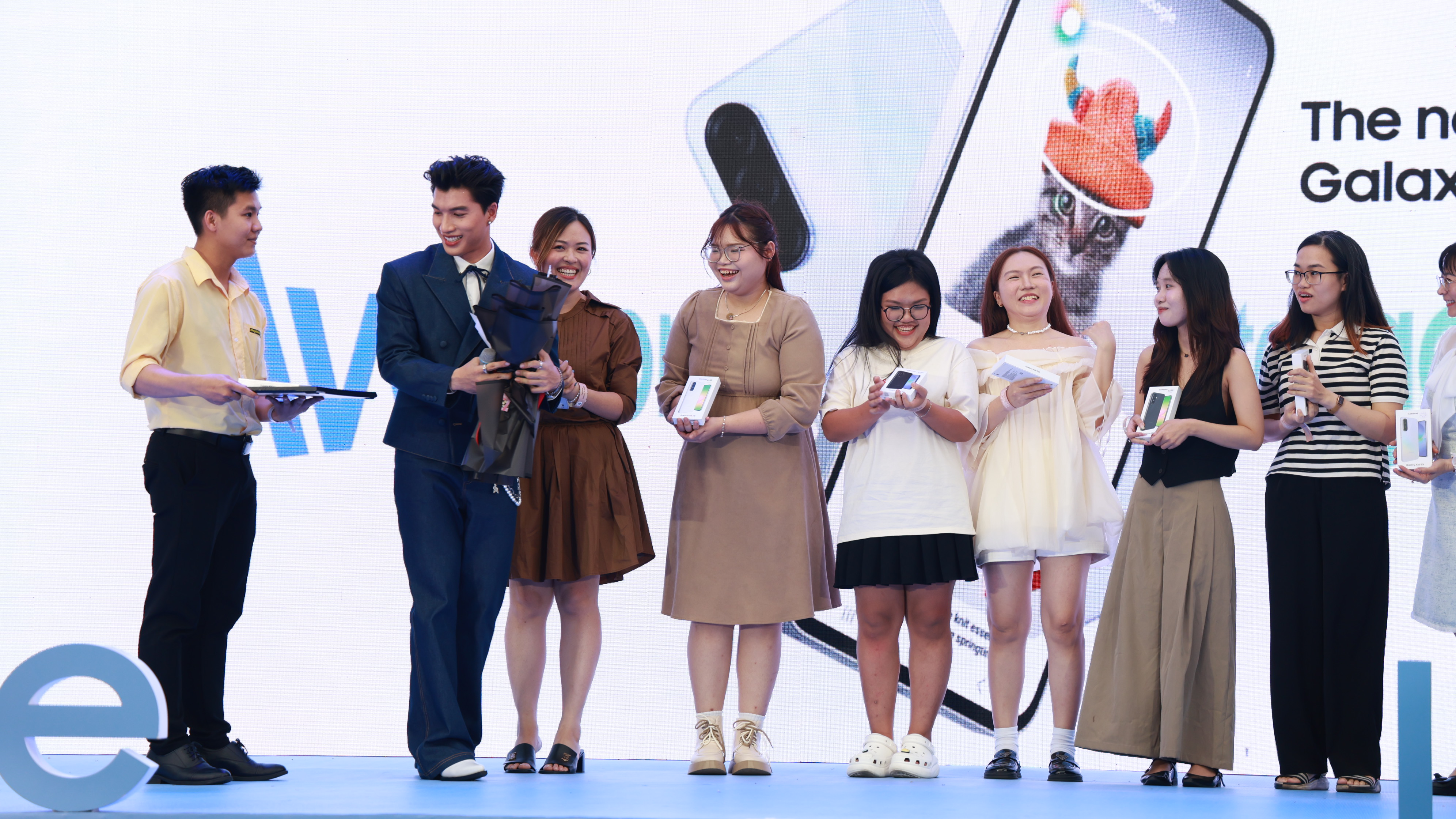 Rapper HIEUTHUHAI cũng có mặt tại sự kiện và tận tay trao những mẫu Galaxy A56 và A36 đầu tiên đến với các khách hàng may mắn. Rapper HIEUTHUHAI cũng có mặt tại sự kiện và tận tay trao những mẫu Galaxy A56 và A36 đầu tiên đến với các khách hàng may mắn.