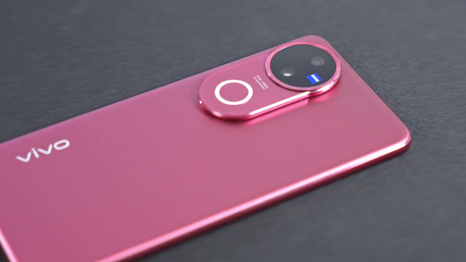 Điểm nhấn ở mặt lưng là cụm camera hình tròn nổi bật ở góc trái.