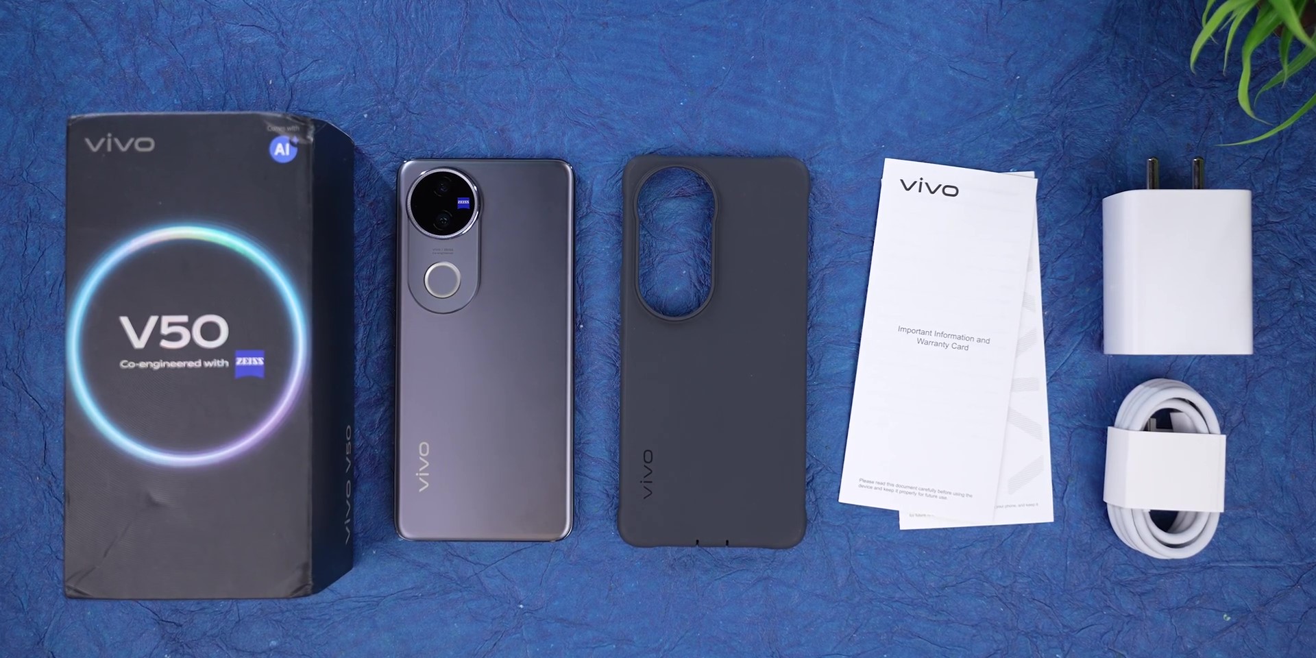 vivo V50 đi kèm các phụ kiện quen thuộc như củ sạc, dây sạc, ốp lưng và giấy hướng dẫn sử dụng.