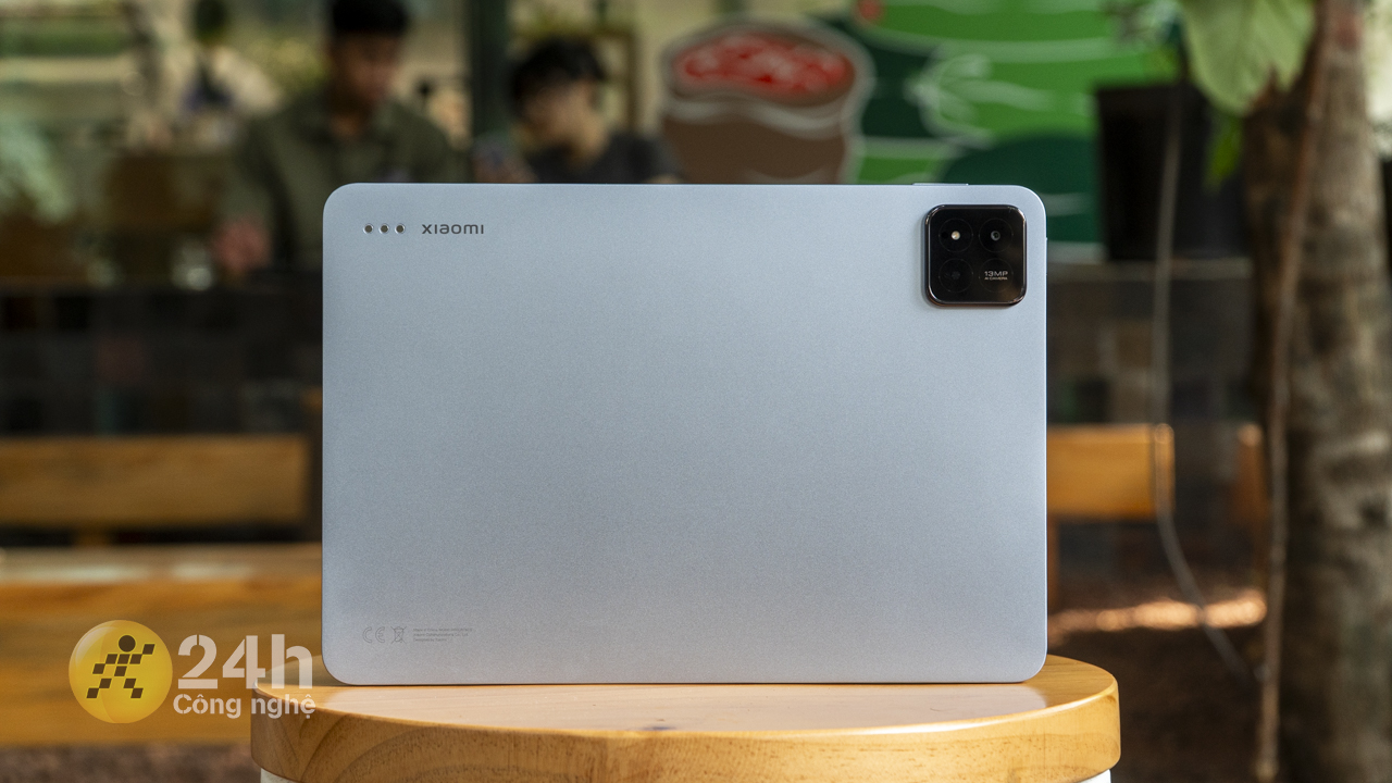 Mặt lưng của Xiaomi Pad 7 khá tối giản và mang lại cái nhìn đầy tinh tế. 