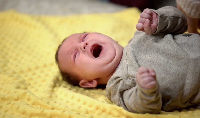 Trẻ quấy khóc, chướng bụng cũng là dấu hiệu của việc bị táo bón