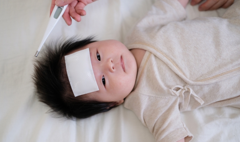 Ốm, sốt cũng có thể là nguyên nhân khiến trẻ bị táo bón