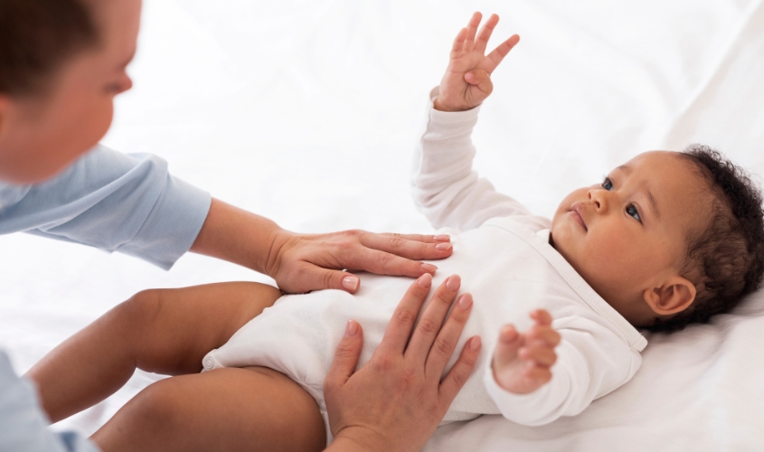 Massage bụng trẻ theo hình tròn giúp kích thích nhu động ruột để đi ngoài dễ hơn