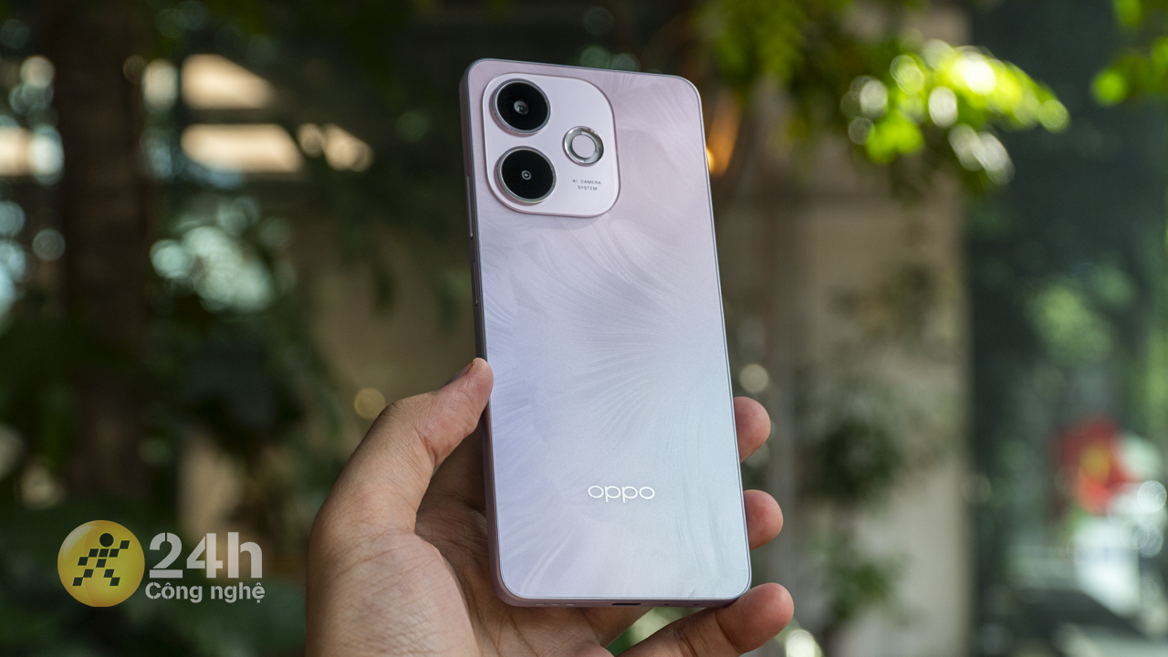 Mặt lưng của OPPO A5 Pro 5G có họa tiết mô phỏng lại bông hoa anh đào đang nở rộ