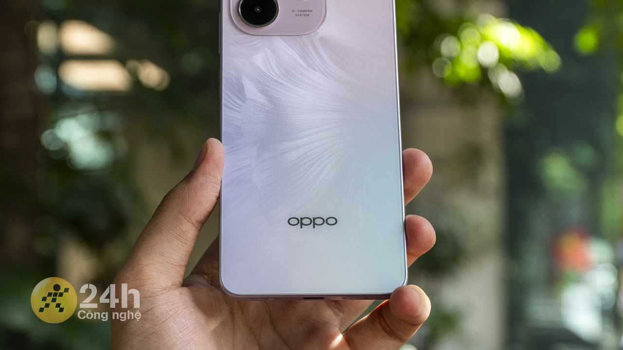 Bề mặt của mặt lưng OPPO A5 Pro 5G được hoàn thiện dạng nhám