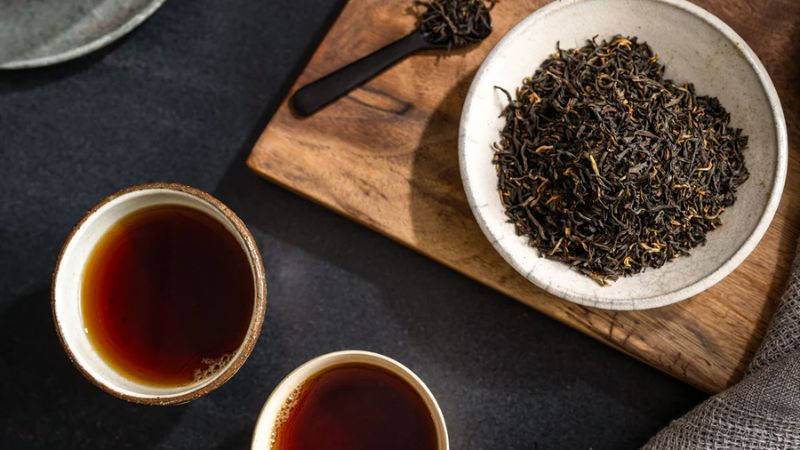 Bạn có thể thưởng thức trà đen nguyên chất để cảm nhận hương vị đậm đà 