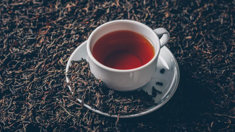 Cafein trong trà đen có thể gây tương tác với thuốc kháng sinh, carbamazepine, ephedrine