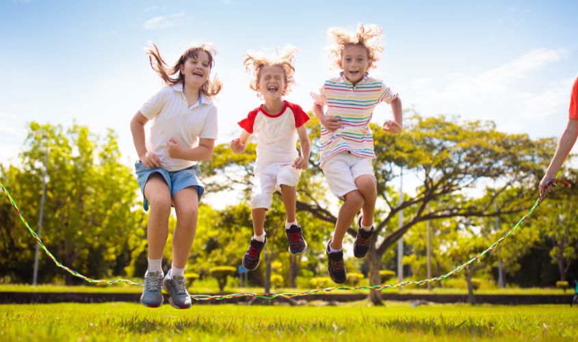 Vận động không chỉ giúp bé ăn ngon miệng mà còn kích thích hệ tiêu hóa