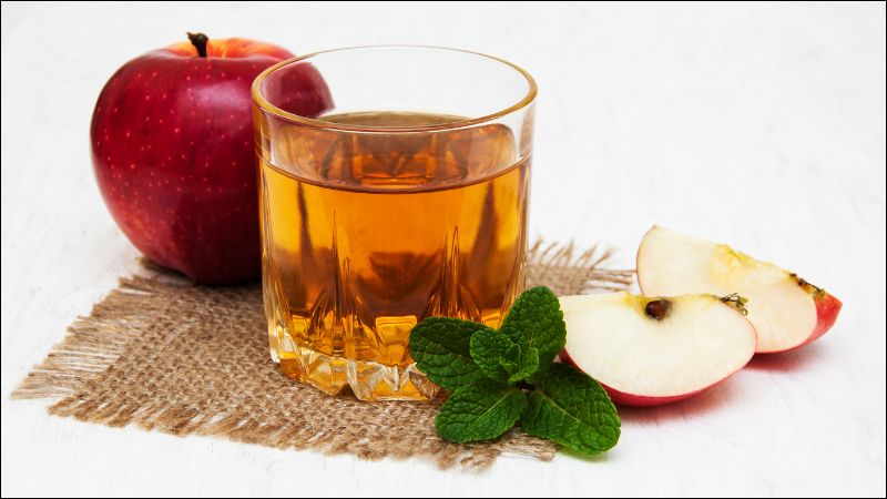 Nước &eacute;p t&aacute;o l&agrave; một trong những loại nước &eacute;p tr&aacute;i c&acirc;y phổ biến nhất