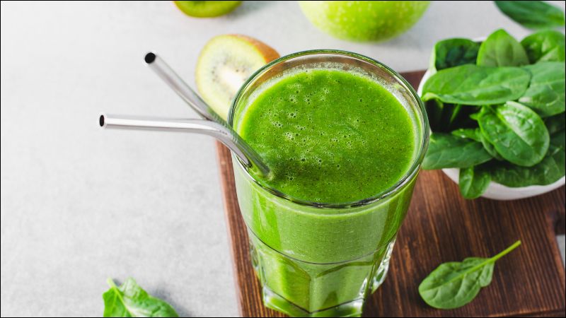 Nước &eacute;p t&aacute;o v&agrave; cải b&oacute; x&ocirc;i l&agrave; thức uống cung cấp lượng vitamin, chất xơ v&agrave; kho&aacute;ng chất dồi d&agrave;o