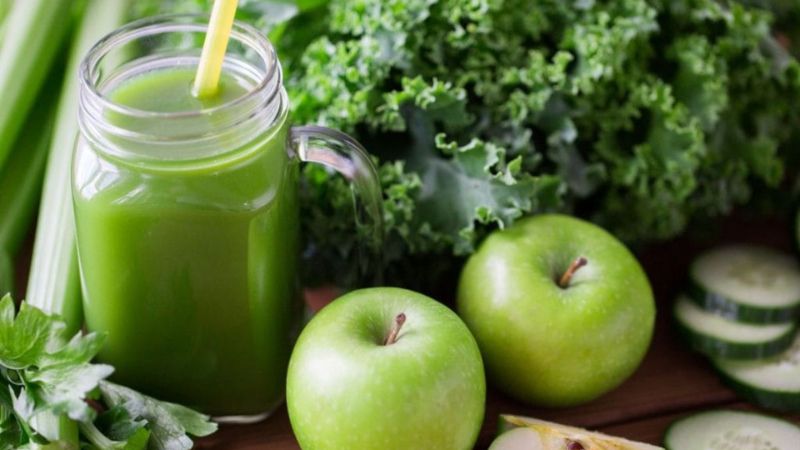 Nước &eacute;p t&aacute;o xanh, rau diếp v&agrave; cải xoăn l&agrave; một lựa chọn tuyệt vời để bổ sung dinh dưỡng từ rau xanh