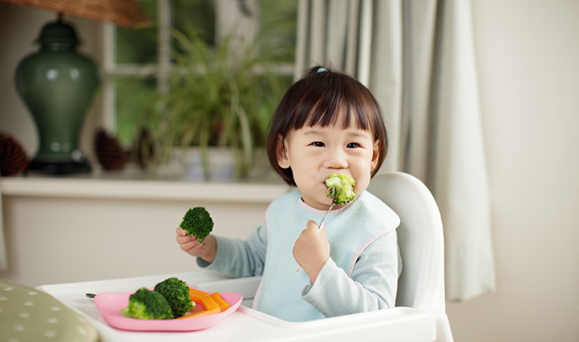 Không ép bé ăn, tạo môi trường thoải mái cho trẻ 