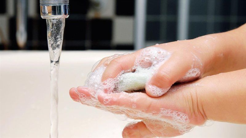 Rửa tay bằng xà phòng để hạn chế lây lan cảm lạnh
