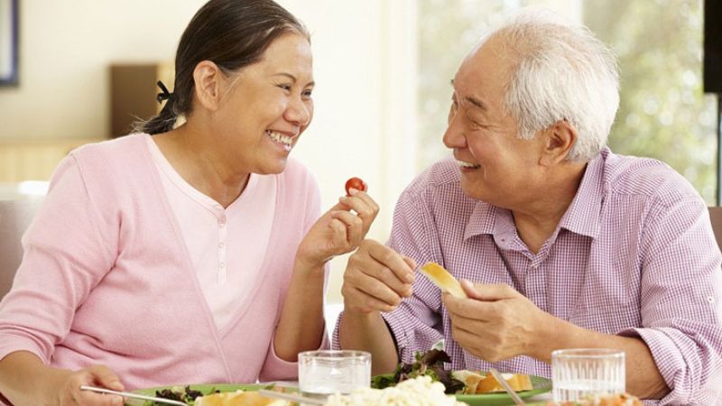 Người bệnh Alzheimer nên chủ động duy trì giao tiếp với mọi người để tránh trầm cảm
