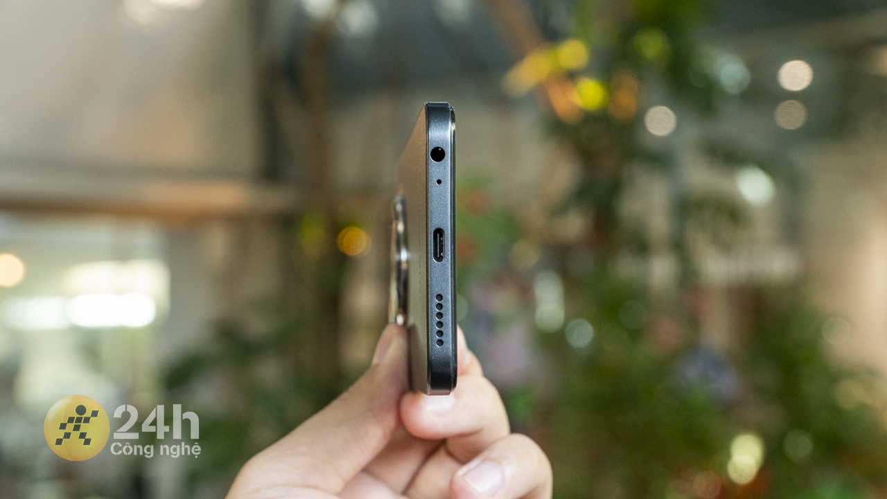 Cạnh dưới của TECNO SPARK 30C Transformer Edition.