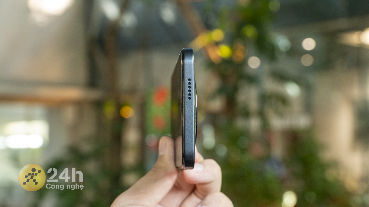 Cạnh trên của TECNO SPARK 30C Transformer Edition.