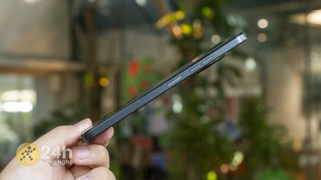 Cạnh phải của TECNO SPARK 30C Transformer Edition.