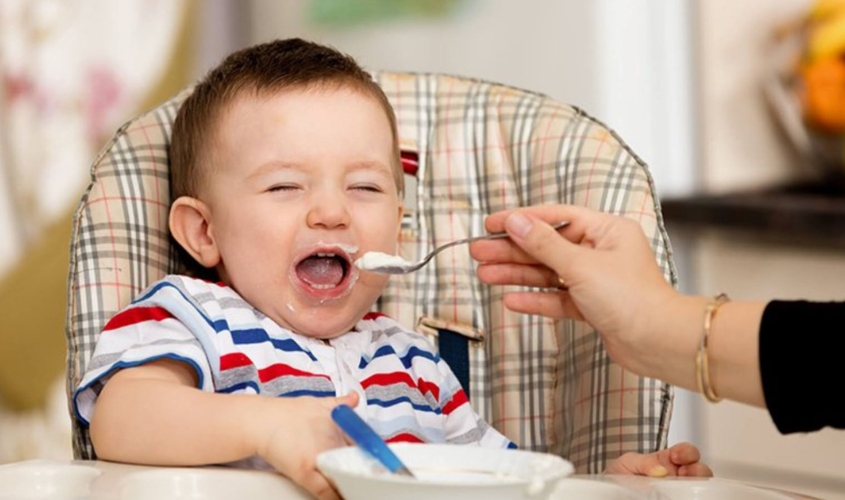 Tạo cho trẻ một thời gian biểu ăn cố định và chia nhỏ thành nhiều bữa trong ngày