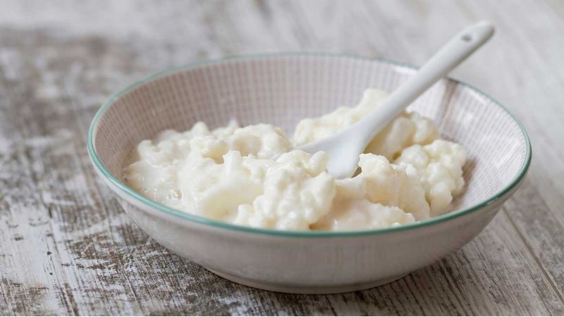 Kefir sữa được làm từ sữa bò, dê hoặc cừu lên men cùng hạt kefir