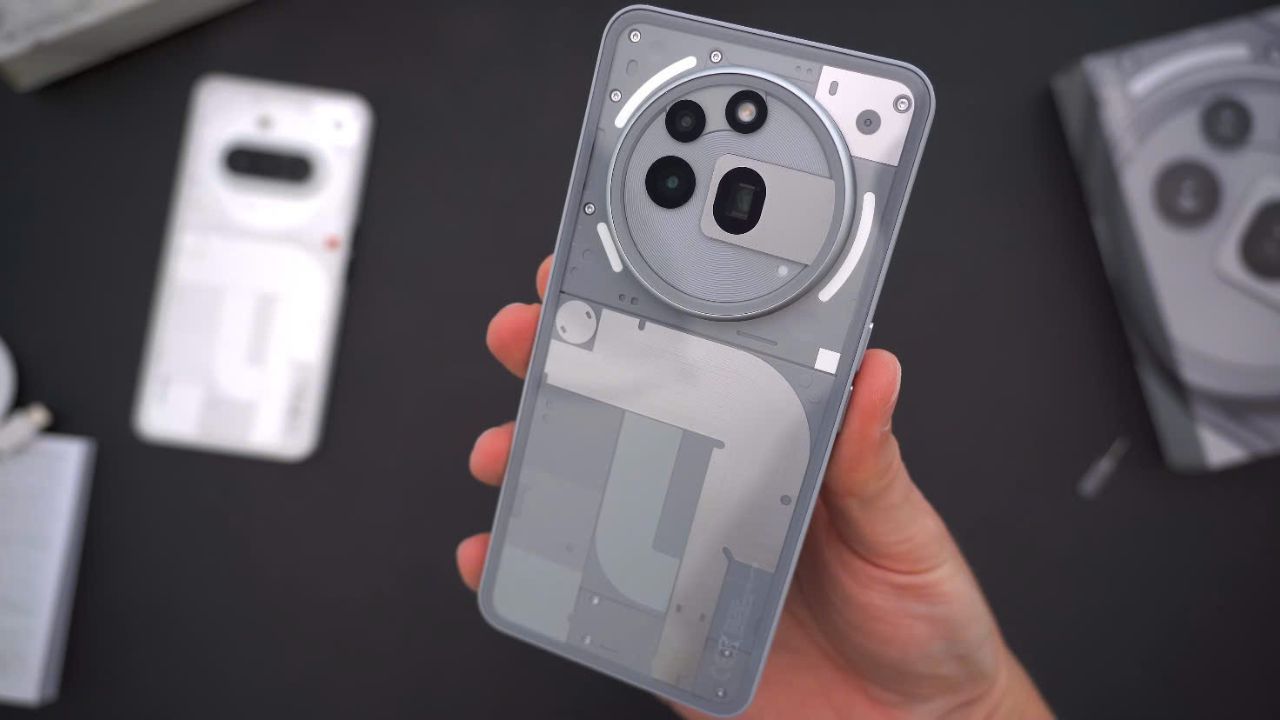 Mặt lưng Nothing Phone (3a) Pro được tối ưu với thiết kế trong suốt quen thuộc.