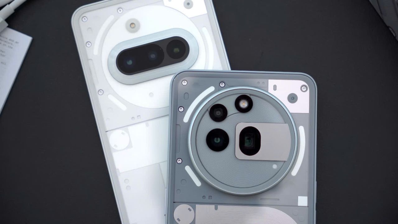 Nothing Phone (3a) Pro (màu xám) được trang bị hệ thống camera sau với thông số mạnh mẽ.