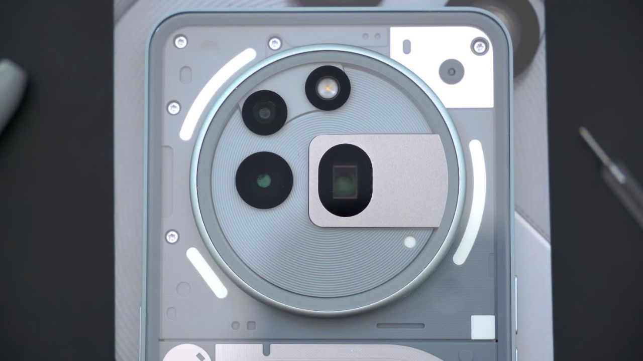 Cụm camera trên Nothing Phone (3a) Pro thu hút sự chú ý với thiết kế lớn.