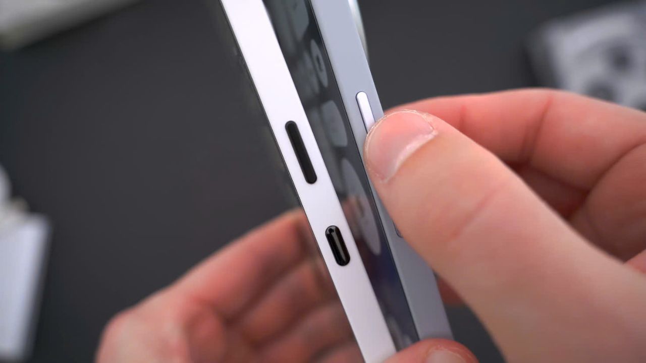 Cạnh phải của Nothing Phone (3a) Pro.