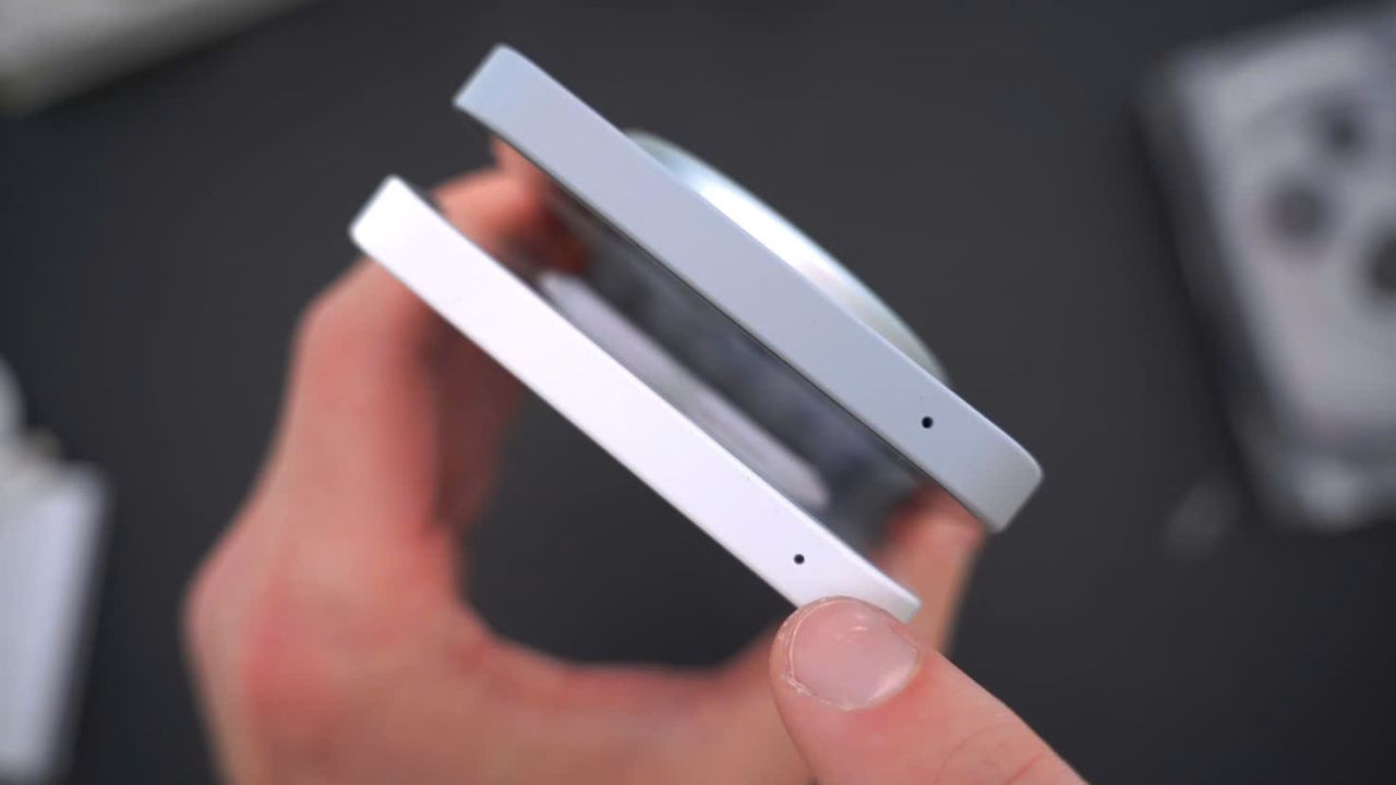 Cạnh trên của Nothing Phone (3a) Pro.