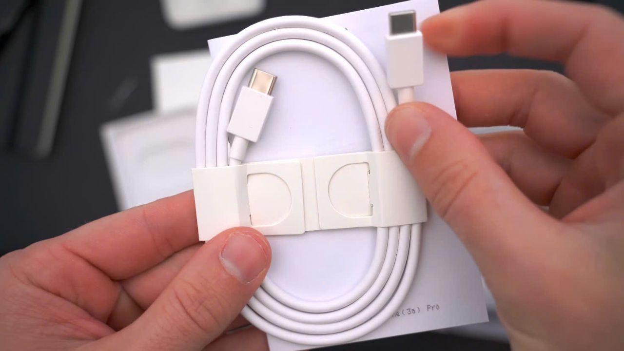 Nothing Phone (3a) Pro đi kèm các phụ kiện như phiên bản Phone (3a).