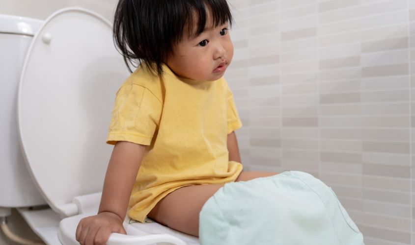 Số lần đi ngoài giảm, bé đi ngoài ít hơn 3 lần/tuần có thể là dấu hiệu của táo bón