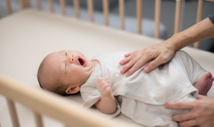 Tăng cường vận động, massage bụng cho bé