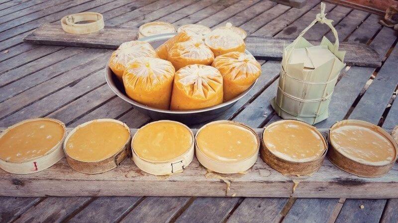 Đường thốt nốt là sản phẩm được làm từ nước ép của cây cọ, cây mía hoặc cây thốt nốt thông qua phương pháp thủ công truyền thống