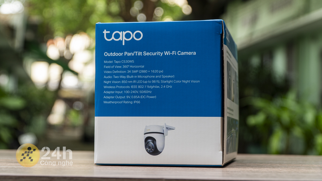 Mặt phải của hộp có một vài thông số kỹ thuật của camera an ninh Tapo C530WS Mặt phải của hộp có một vài thông số kỹ thuật của camera an ninh Tapo C530WS