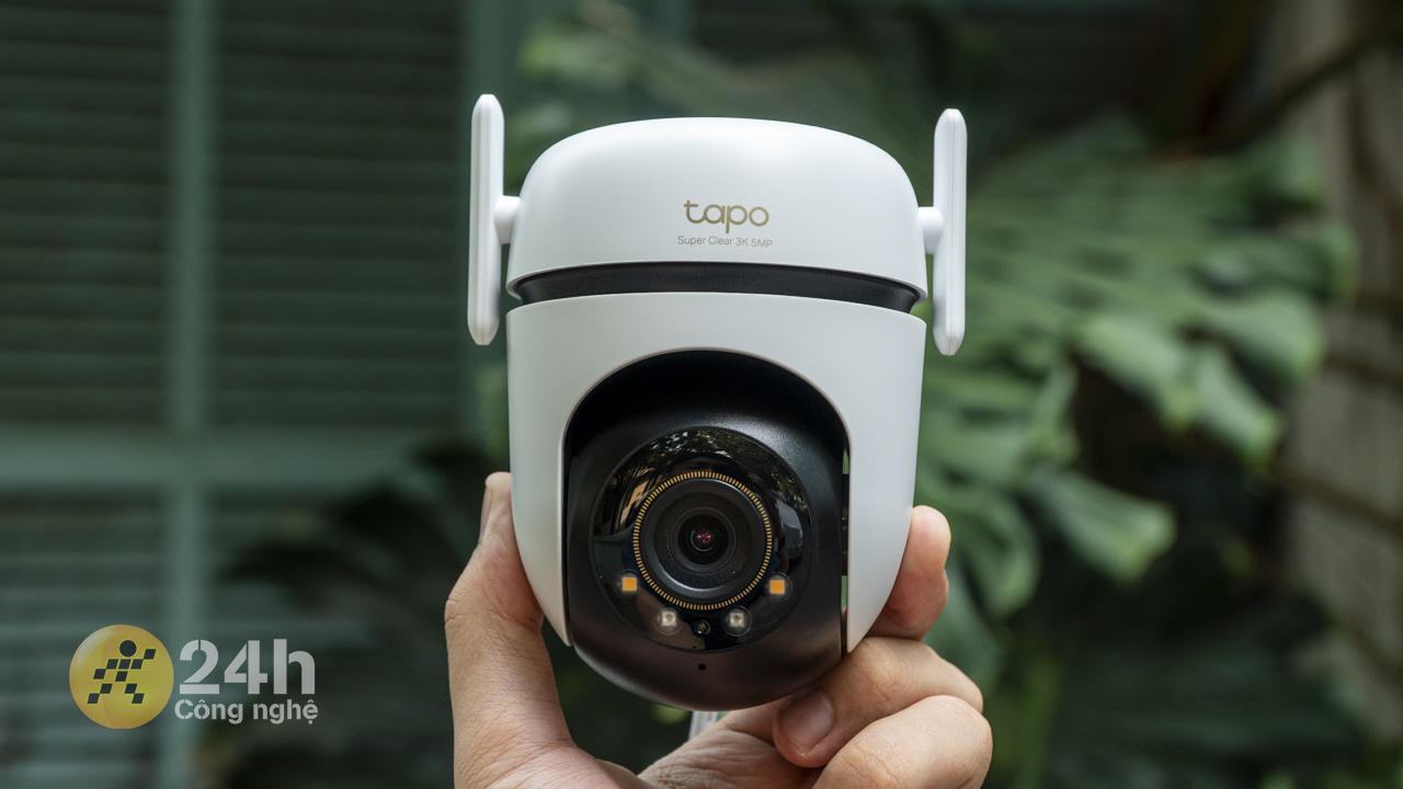 Tổng quan ngoại hình của Tapo C530WS với điểm nhấn là phần cảm biến camera Tổng quan ngoại hình của Tapo C530WS với điểm nhấn là phần cảm biến camera