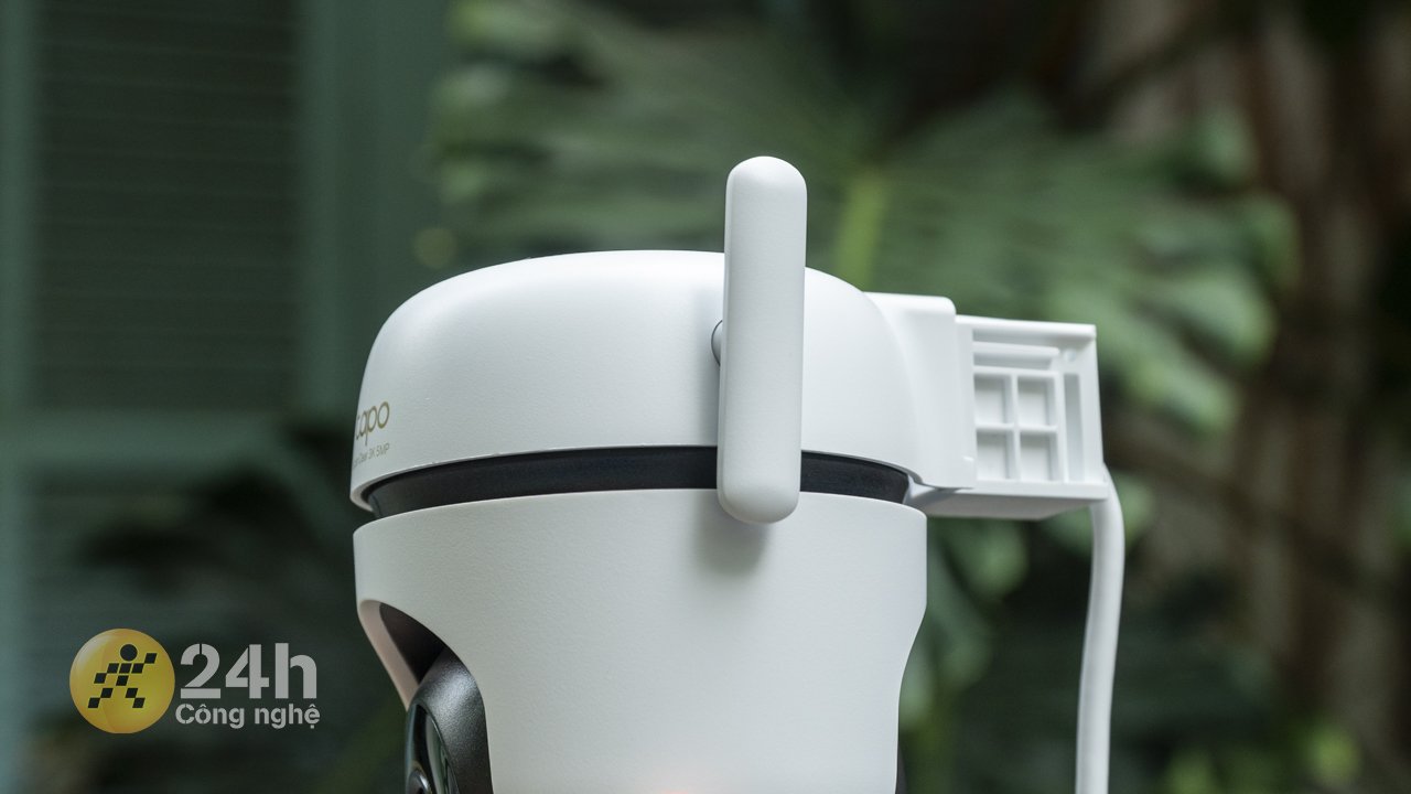 Cạnh trái và cạnh phải của camera an ninh Tapo C530WS đều có hai anten có thể xoay theo chiều ngang hoặc chiều dọc Cạnh trái và cạnh phải của camera an ninh Tapo C530WS đều có hai anten có thể xoay theo chiều ngang hoặc chiều dọc