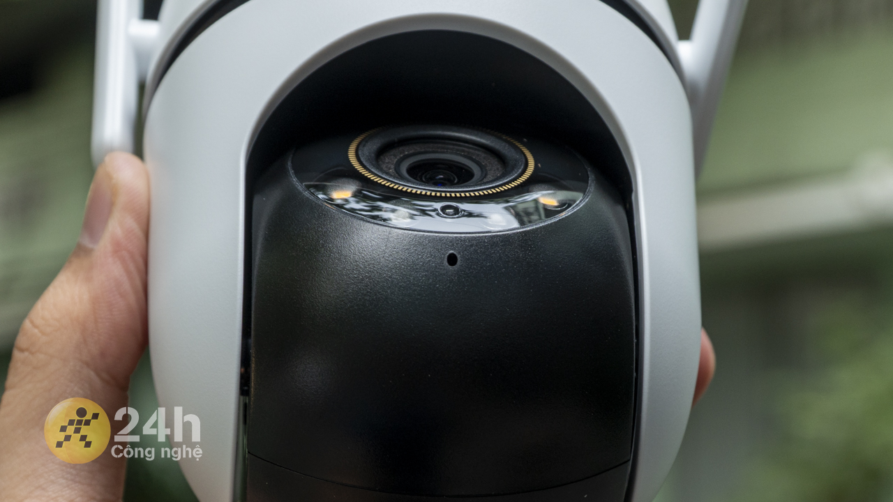 Ở bên dưới camera là vị trí đặt mic dùng để đàm thoại hai chiều Ở bên dưới camera là vị trí đặt mic dùng để đàm thoại hai chiều