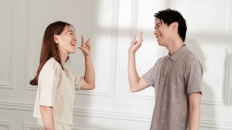 Việc giao tiếp trước với đối phương có thể ngăn chặn hickey khi bạn không sẵn sàng