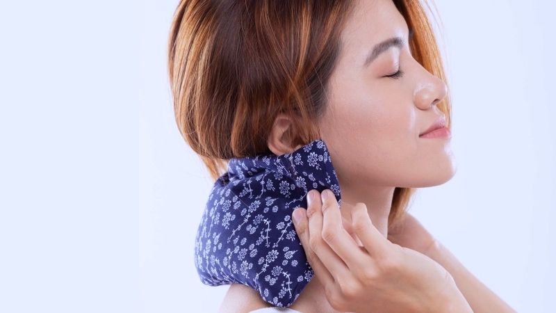 Sau khi chườm lạnh, bạn có thể chườm ấm để tăng tuần hoàn máu ở vết hickey