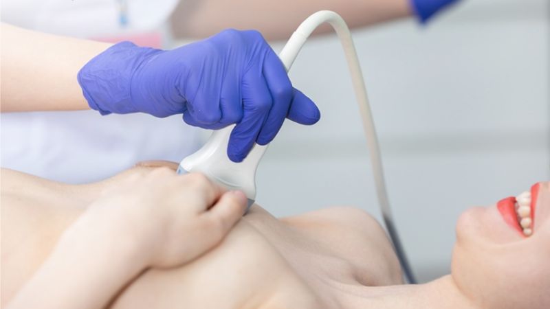 Siêu âm vú có thể giúp khảo sát các bất thường trong mô tuyến vú