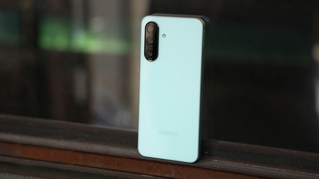 Rẻ hơn Galaxy A36 đến 1 triệu đồng, ai là người phù hợp mua Samsung Galaxy A26? Rẻ hơn Galaxy A36 đến 1 triệu đồng, ai là người phù hợp mua Samsung Galaxy A26?