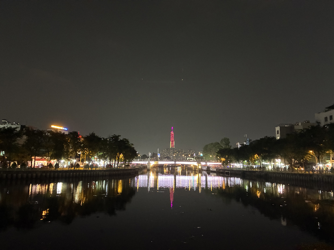 Ảnh chụp 1x trong điều kiện thiếu sáng từ camera của iPhone 16e. Ảnh chụp 1x trong điều kiện thiếu sáng từ camera của iPhone 16e.